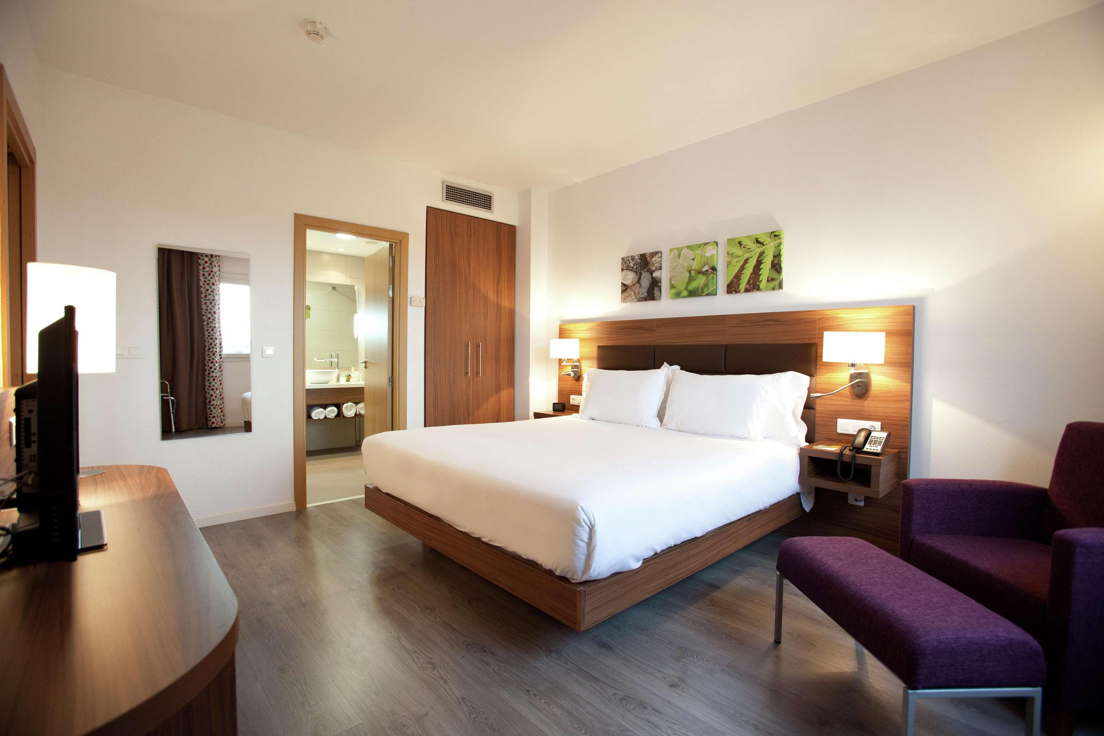 Hilton Garden Inn Малага Экстерьер фото