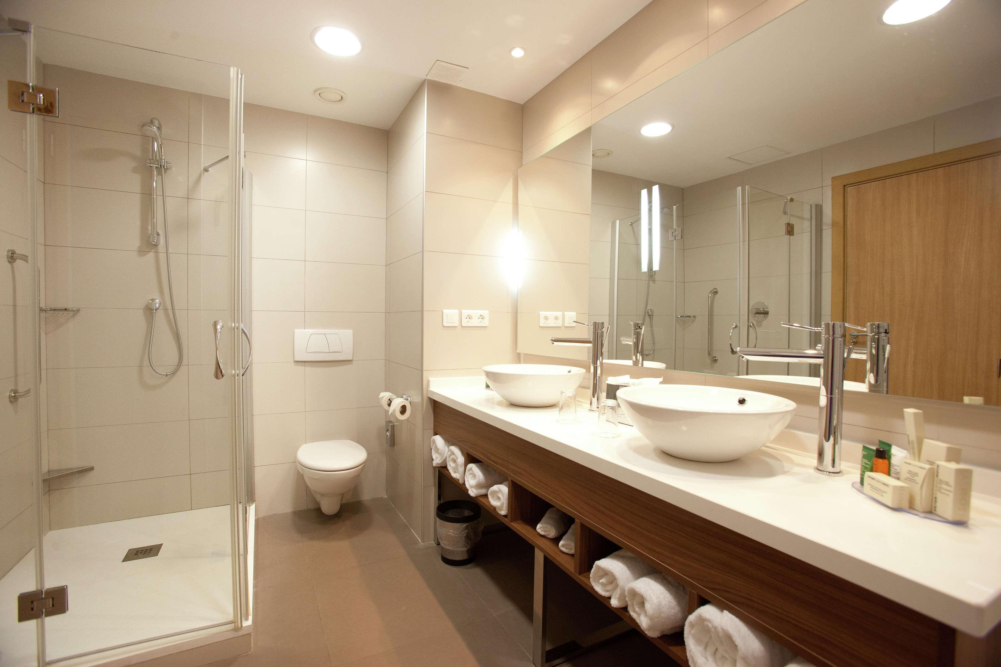 Hilton Garden Inn Малага Экстерьер фото