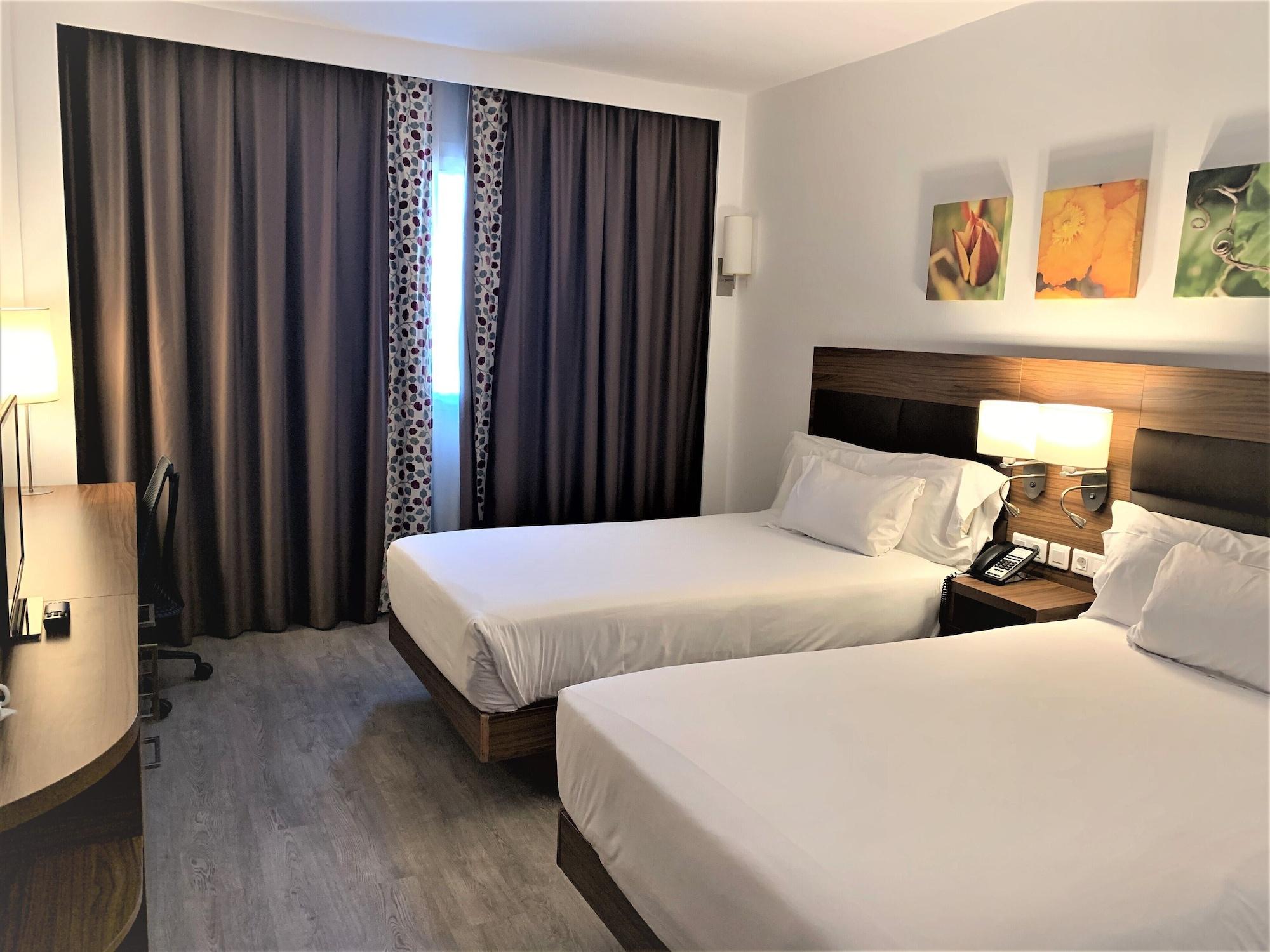 Hilton Garden Inn Малага Экстерьер фото