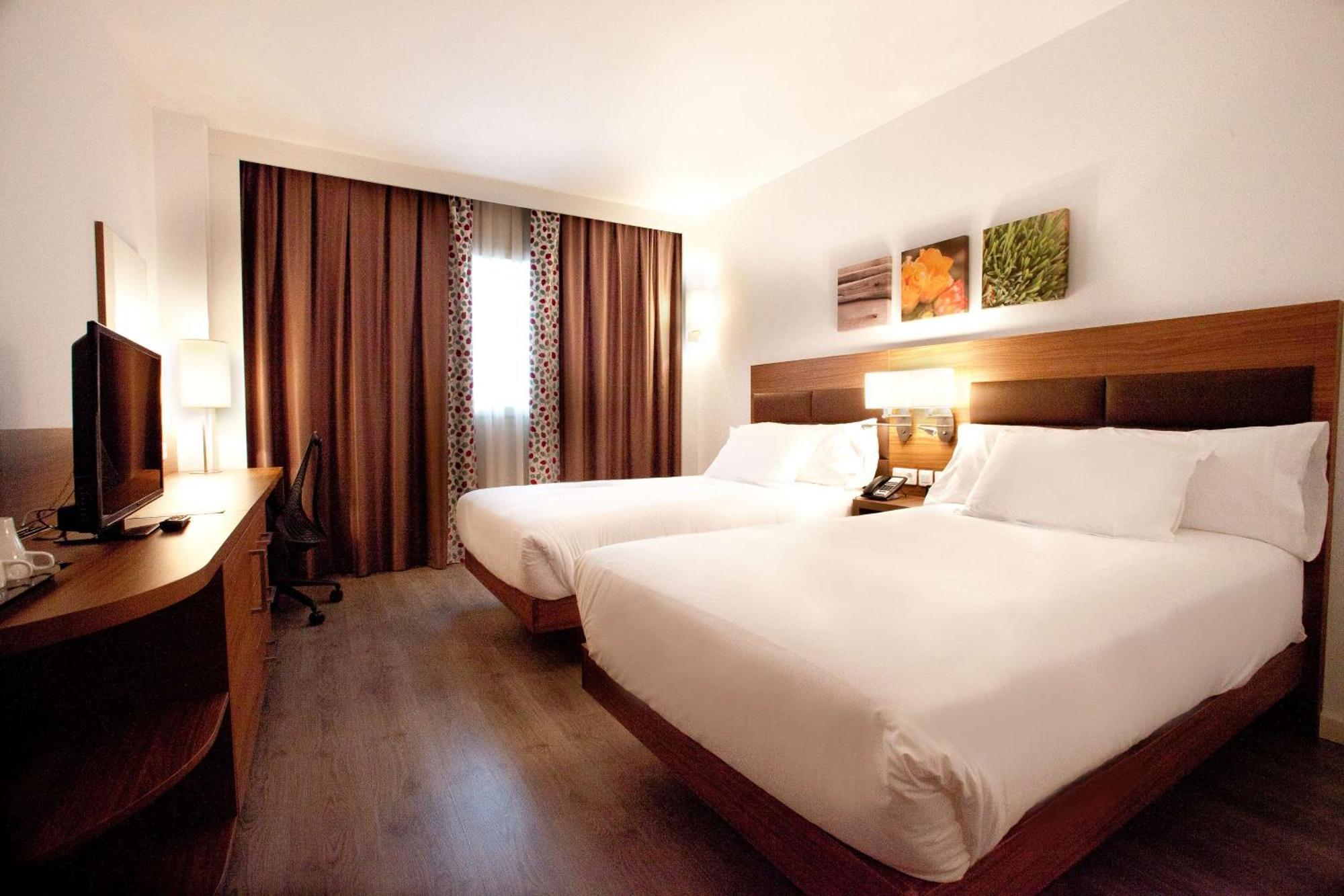 Hilton Garden Inn Малага Экстерьер фото