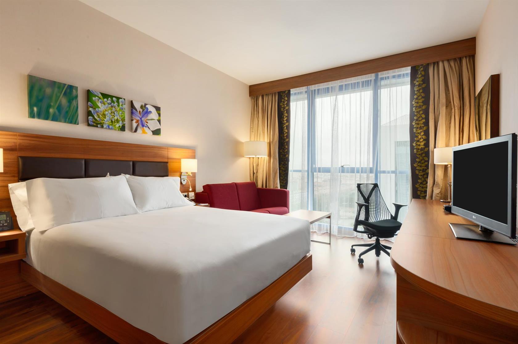 Hilton Garden Inn Малага Экстерьер фото